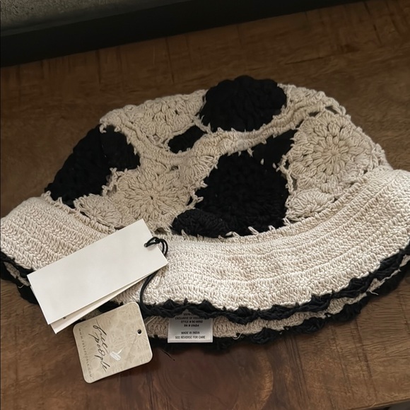 Daniella Crochet Bucket Hat - Picture 4 of 9